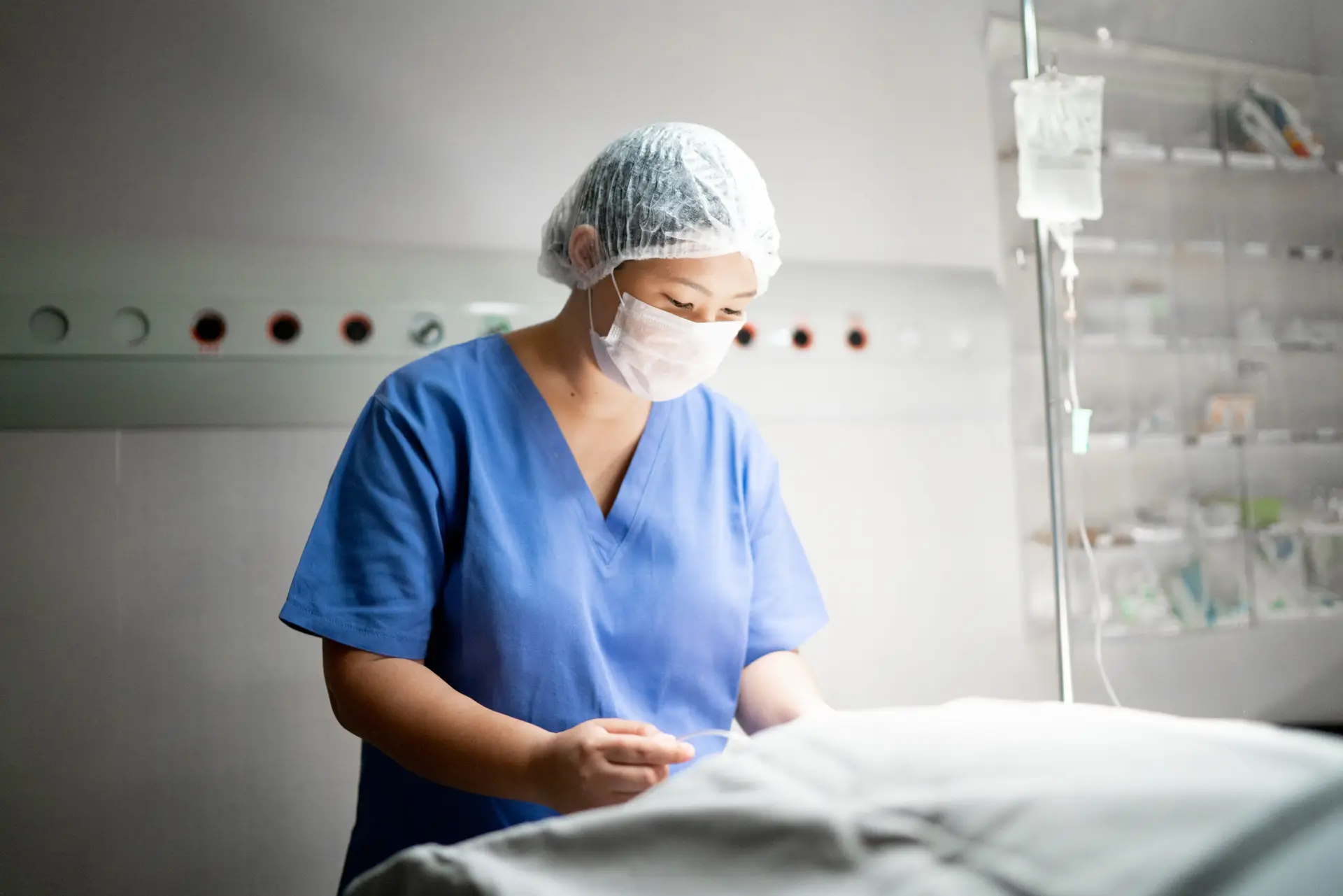 Anestesista in sala operatoria garantisce sicurezza e precisione nella cura del paziente.